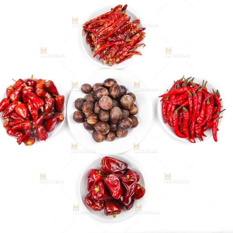 白底上放着香料组合