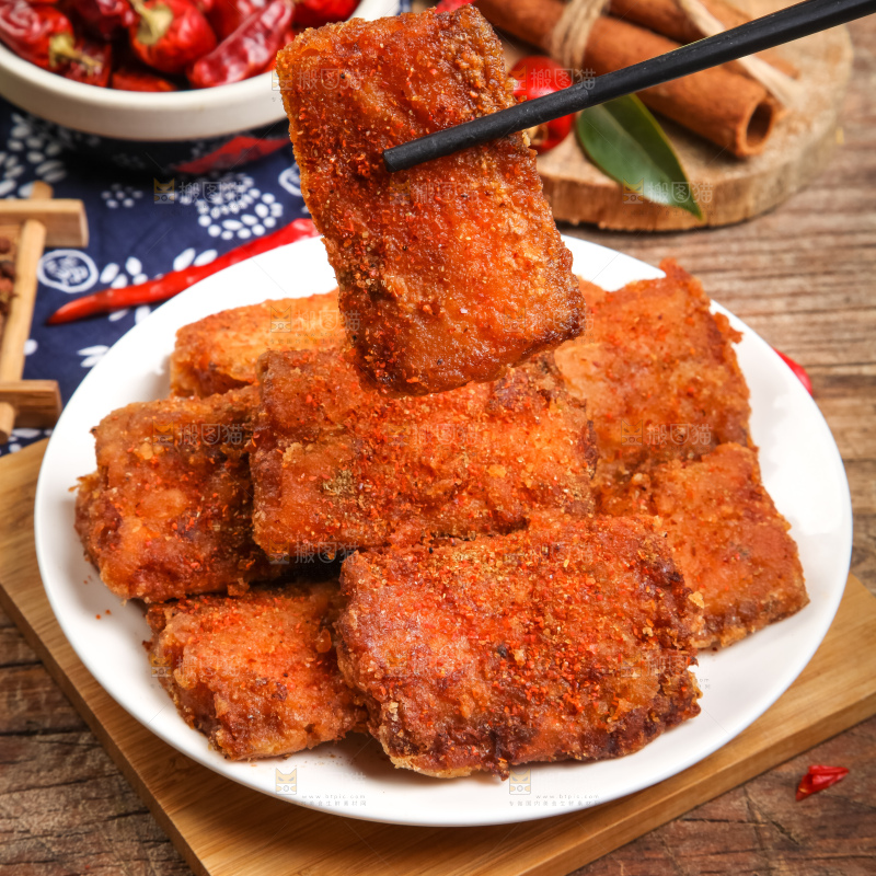 盘子里装着香酥带鱼