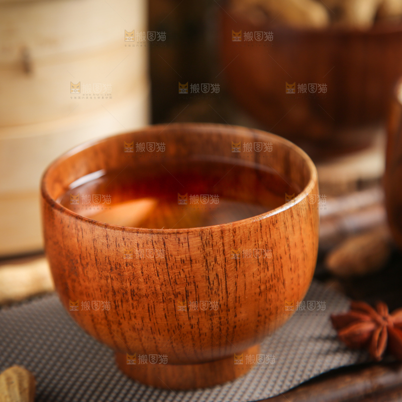 碗里装着食用油