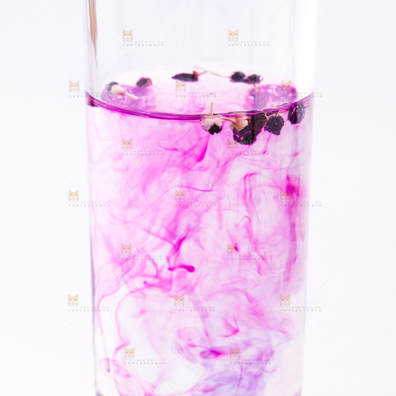 杯子里装着黑枸杞茶