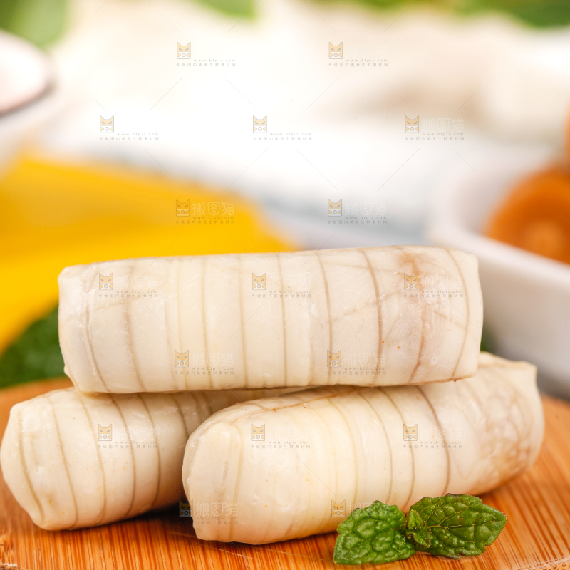木板上的大虾酥糖