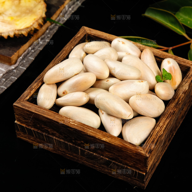 盘子里装着菠萝蜜籽