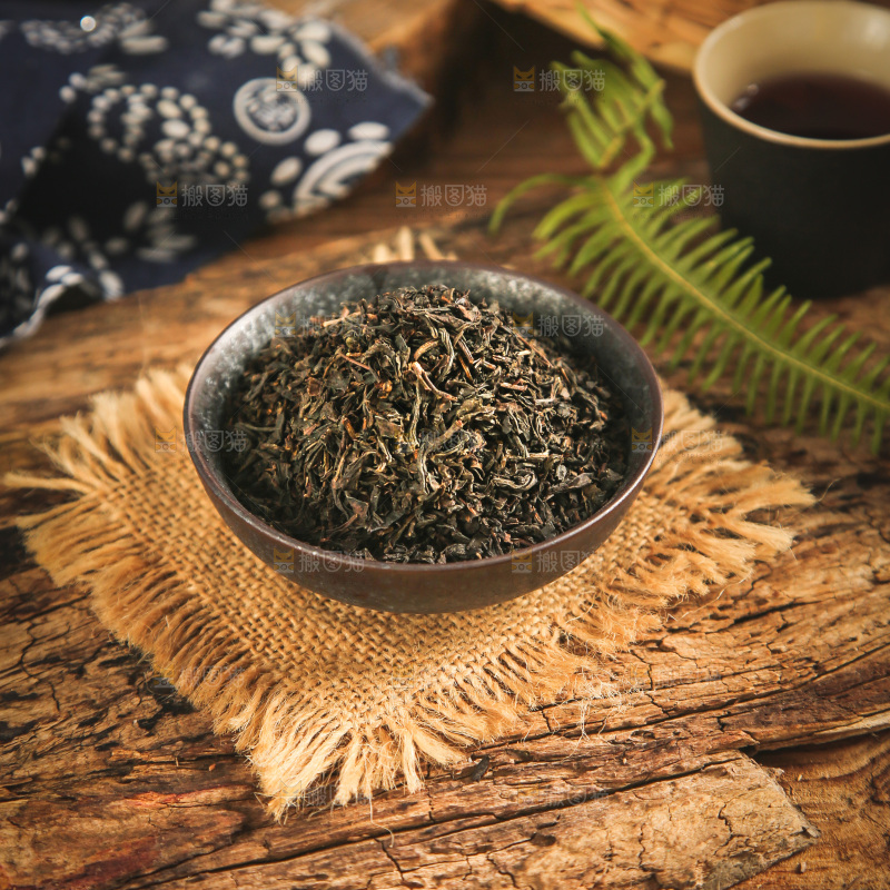 碟子里装着茶叶