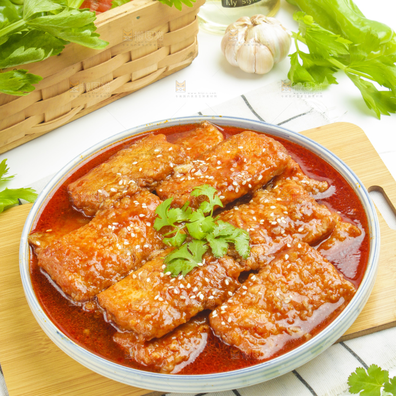 盘子里装着香煎带鱼