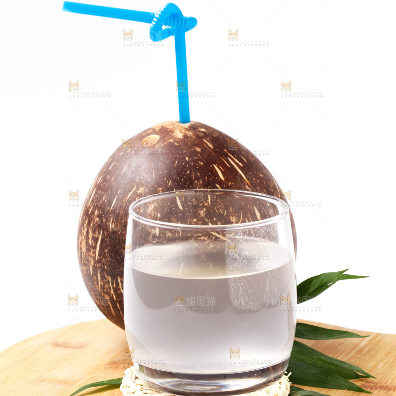 杯子里装着椰子汁
