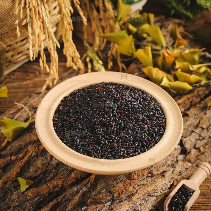 木底上放着一碗黑米