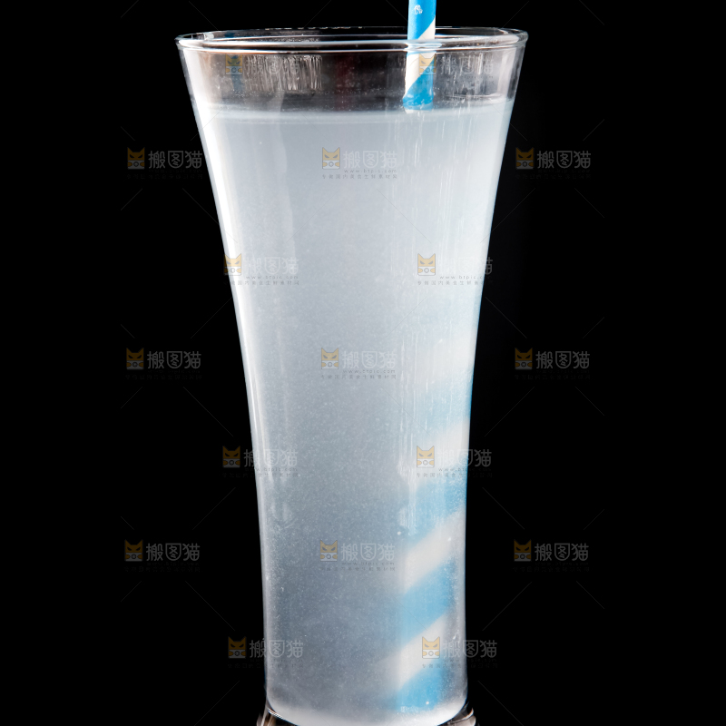 杯子里装着椰子汁