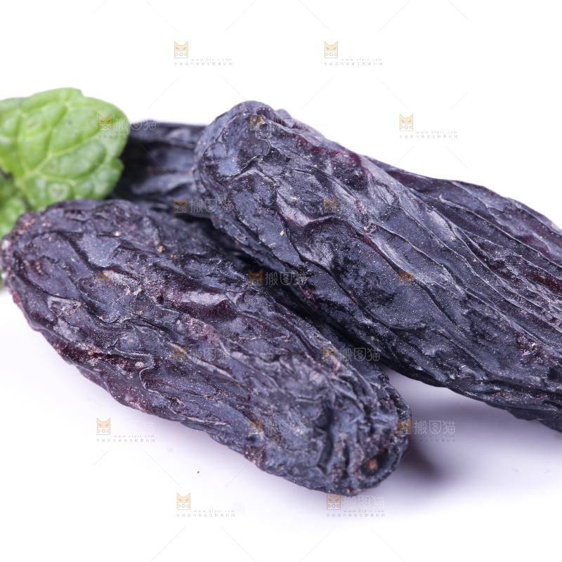 白底上的新疆葡萄干