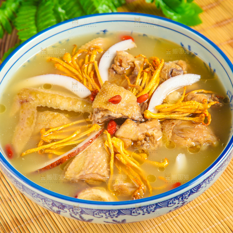 碗里装着清炖鸡
