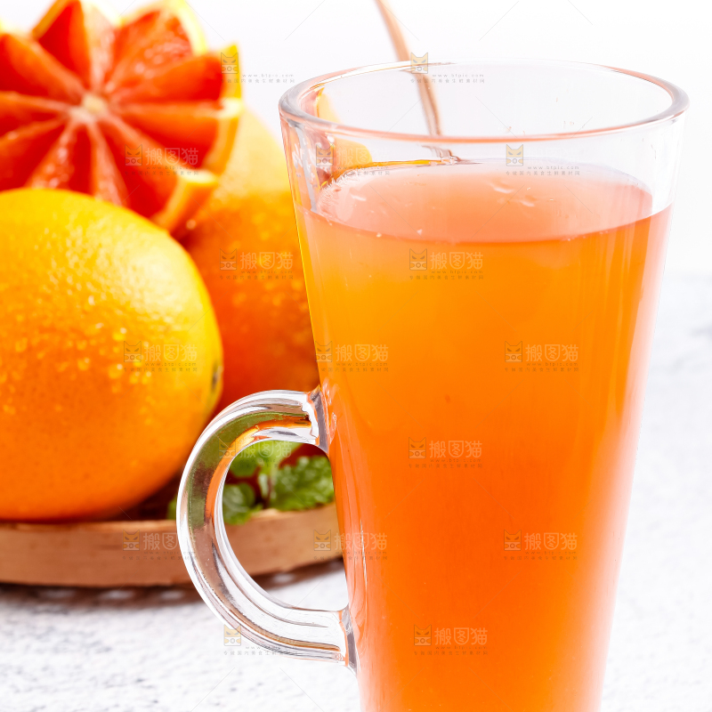 杯子里装着橙子汁