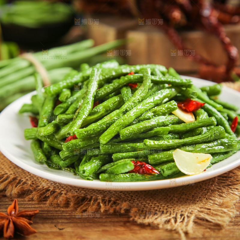 盘子里的豇豆炒辣椒