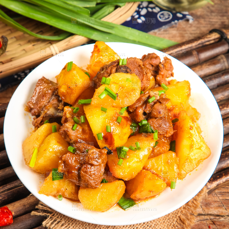 盘子里装着土豆烧肉
