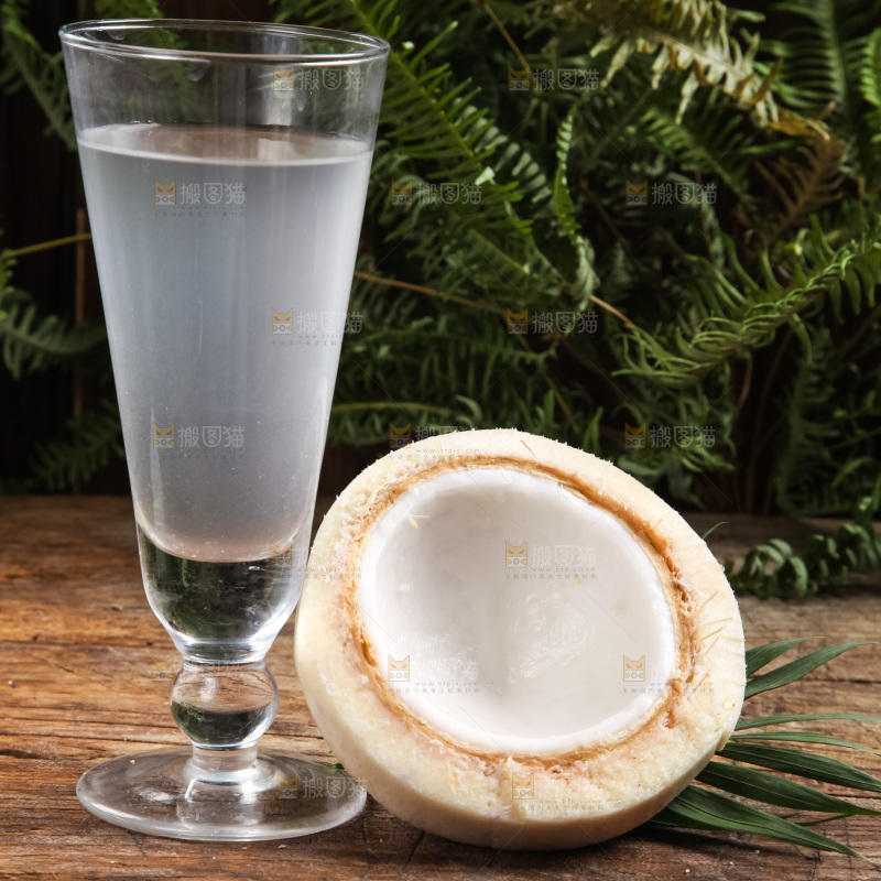 杯子里装着椰子汁