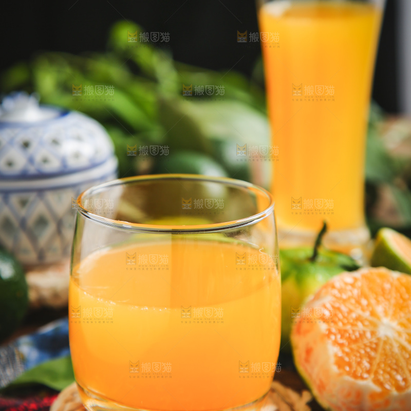 杯子里装着蜜橘汁