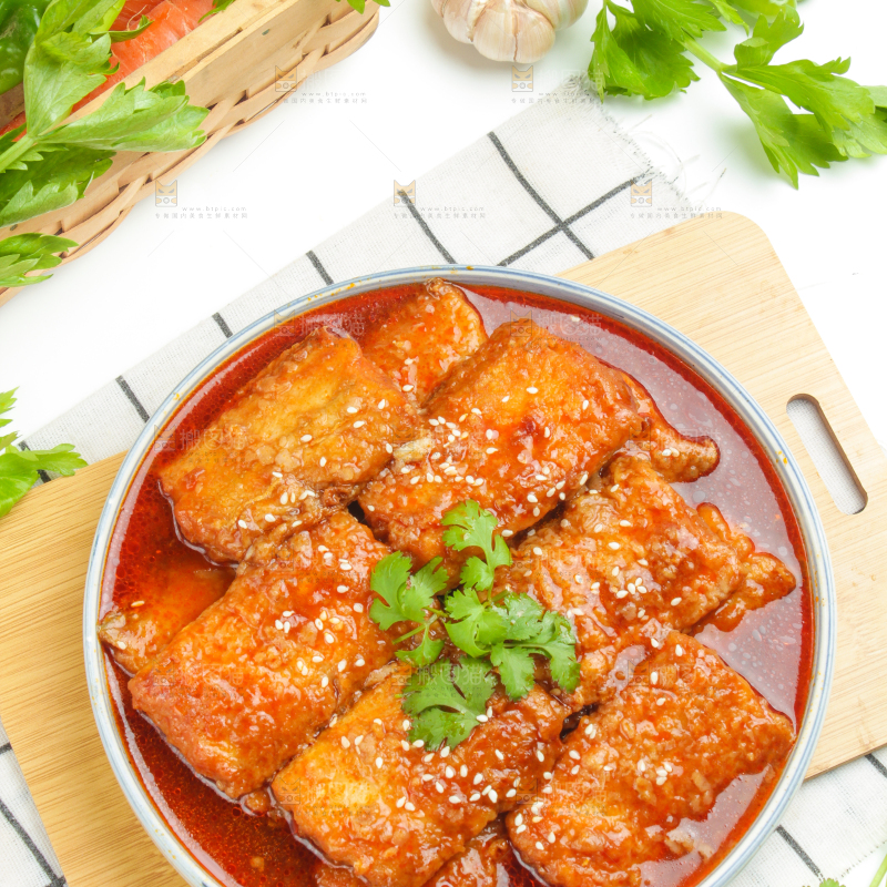 盘子里装着香煎带鱼