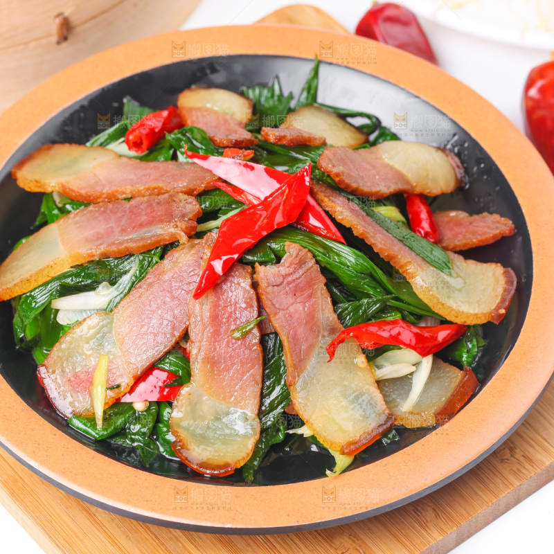 盘子里装着腊肉炒蒜苗