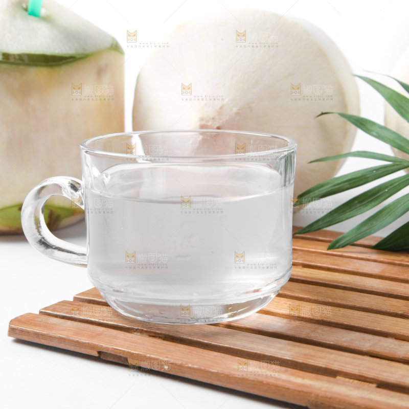 杯子里装着椰子汁
