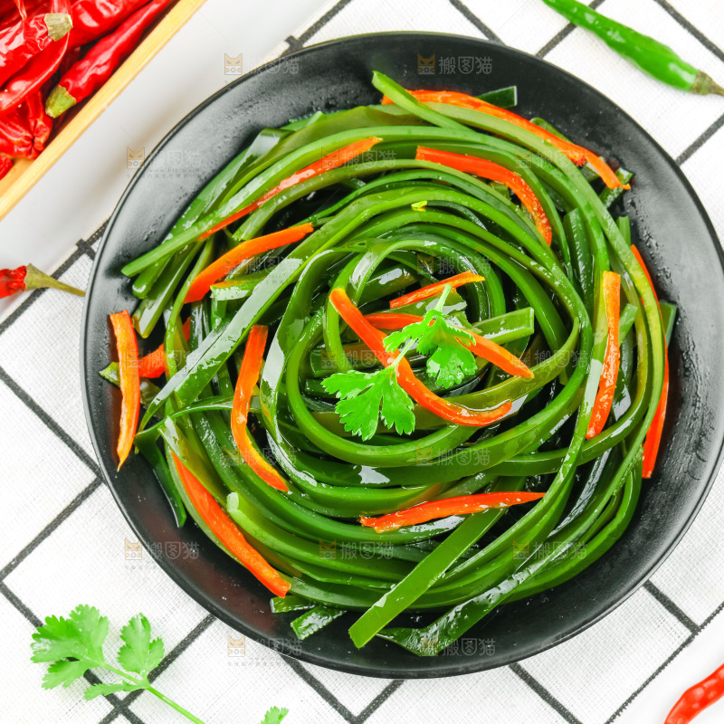 盘子里的凉拌海带丝