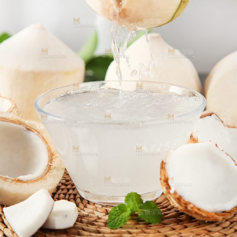 杯子里装着椰子汁