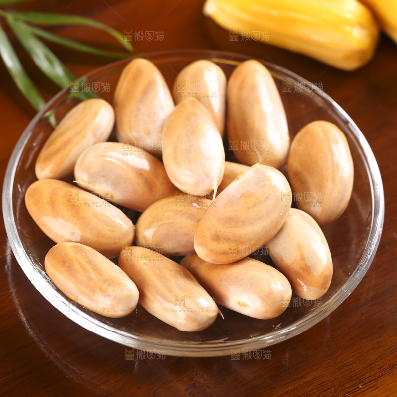 碗里装着菠萝蜜籽