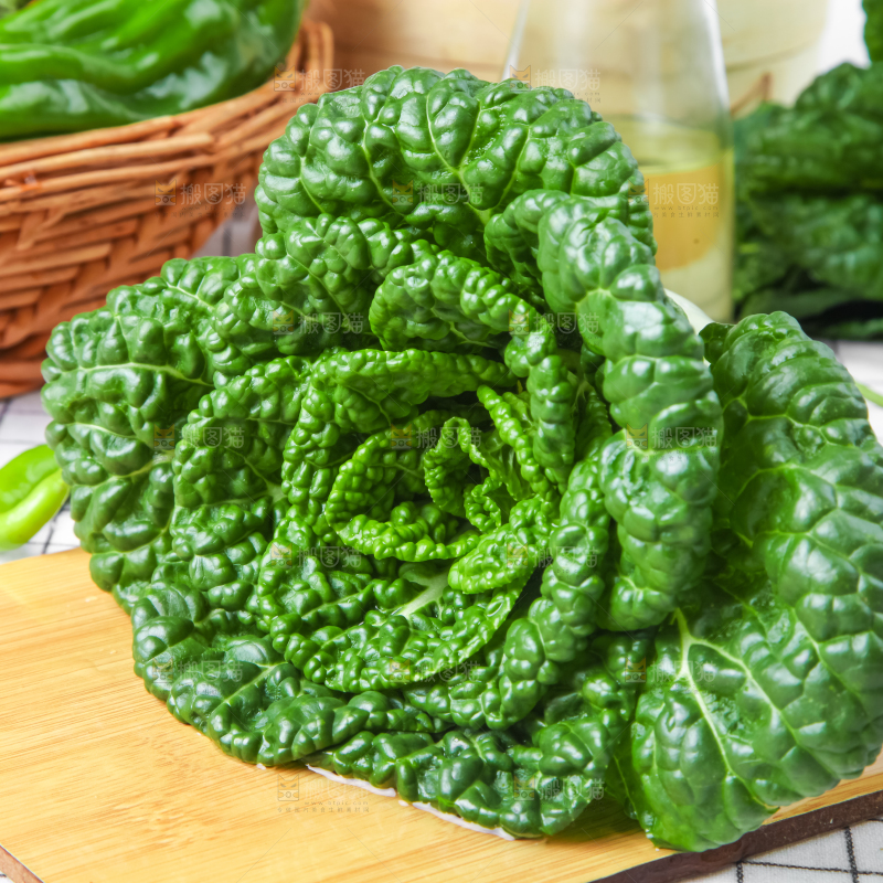 木板上的奶油白菜