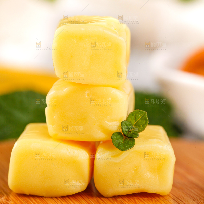 木板上放着榴莲味糖果