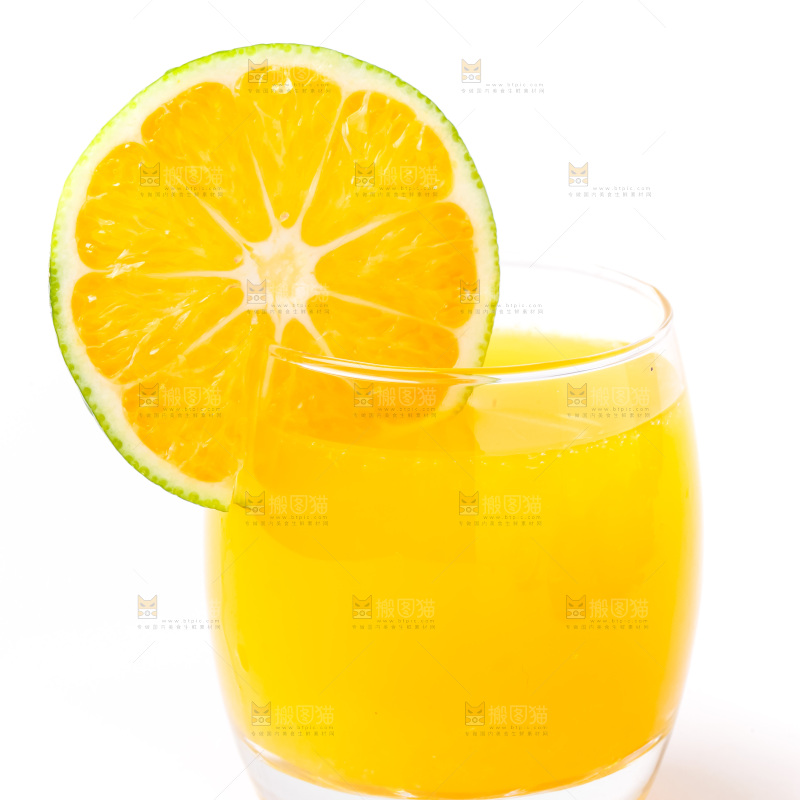 杯子里装着蜜橘汁