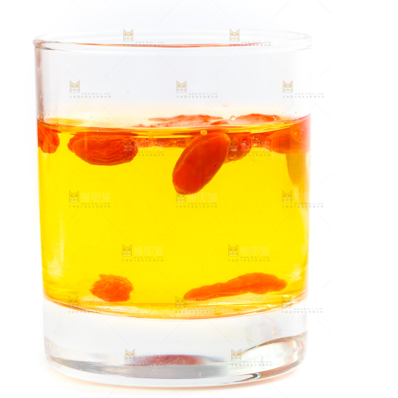 杯子里装着枸杞茶