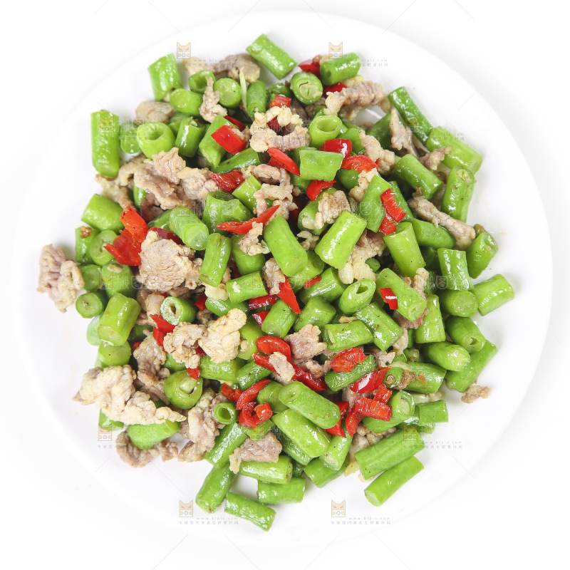 盘子里装着豇豆炒肉