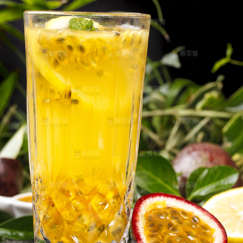 杯子里装着百香果的果汁