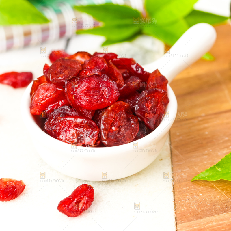 盘子里装着蔓越莓干蜜饯