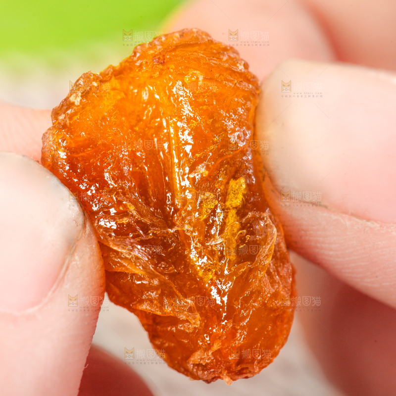 手里拿着红葡萄干