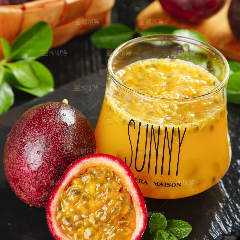 杯子里装着百香果的果汁