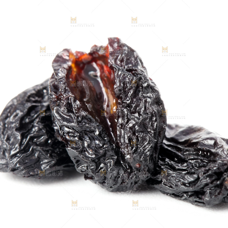 白底上摆放着黑葡萄干