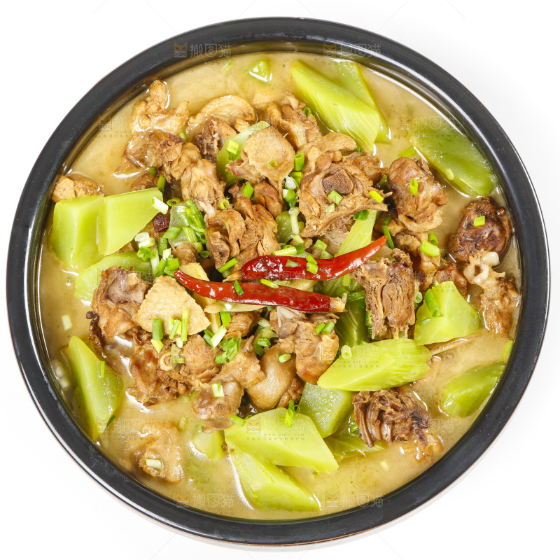 汤碗里装着莴笋炖鸡肉