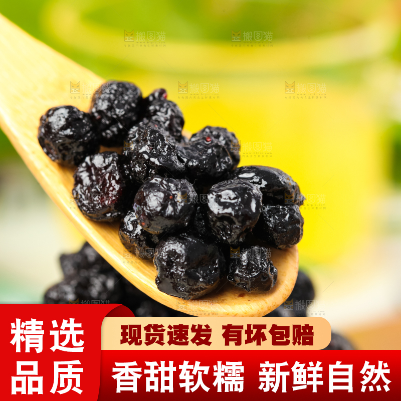 勺子上放着蓝梅干蜜饯