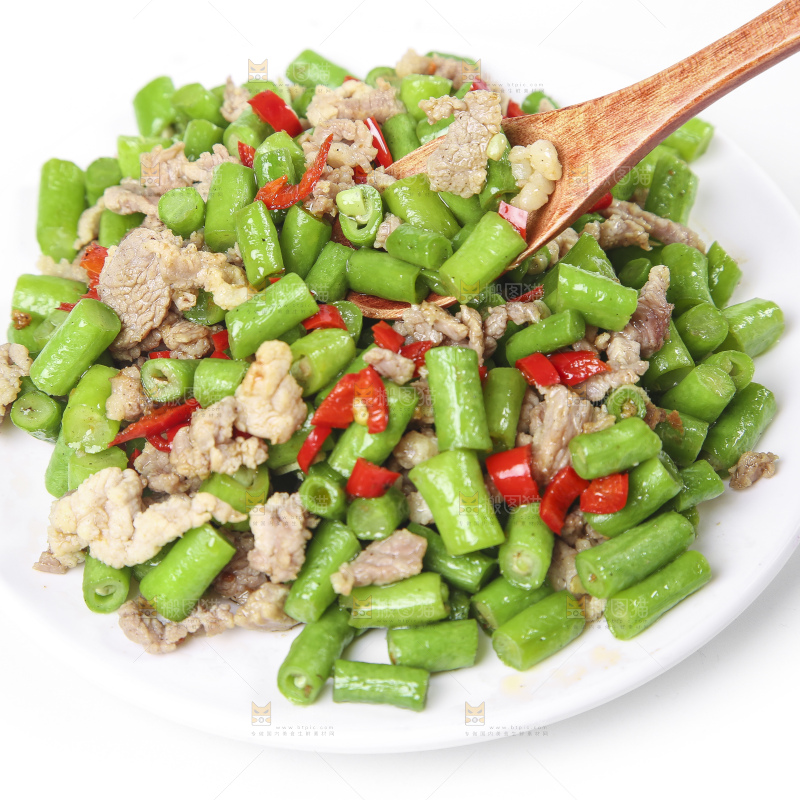盘子里装着豇豆炒肉