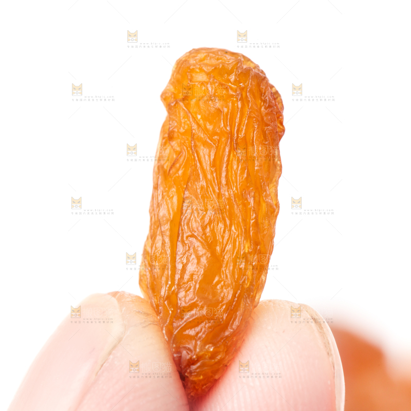 手里拿着一颗玫瑰红葡萄干
