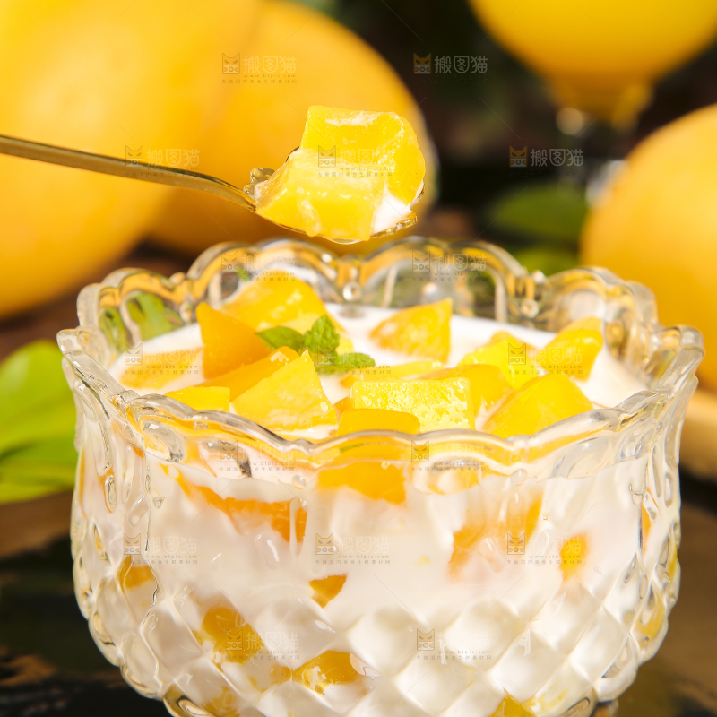 碟子里装着牛奶芒果