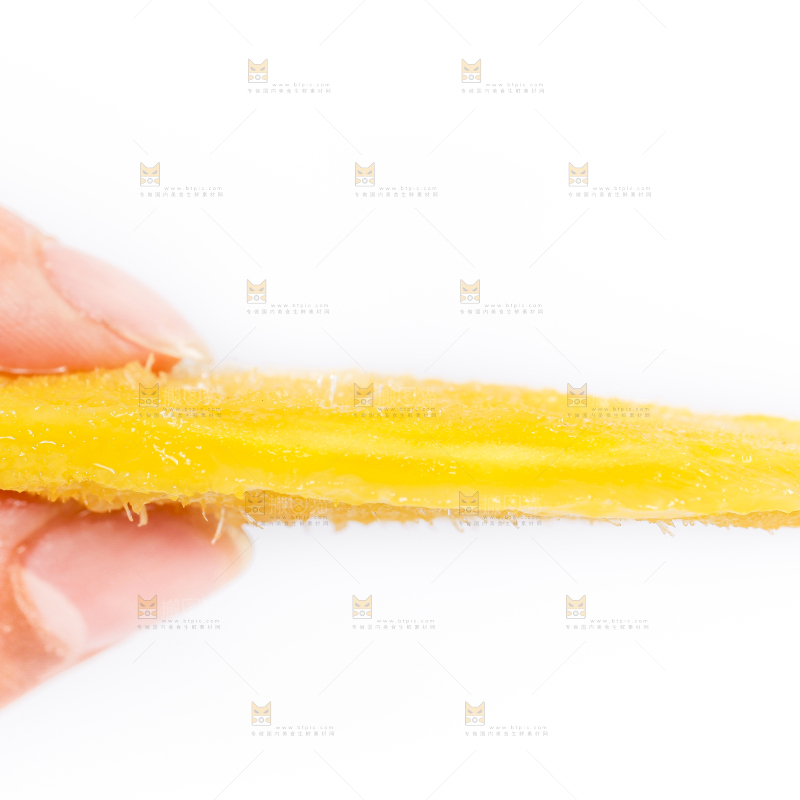 手里拿着芒果的果核