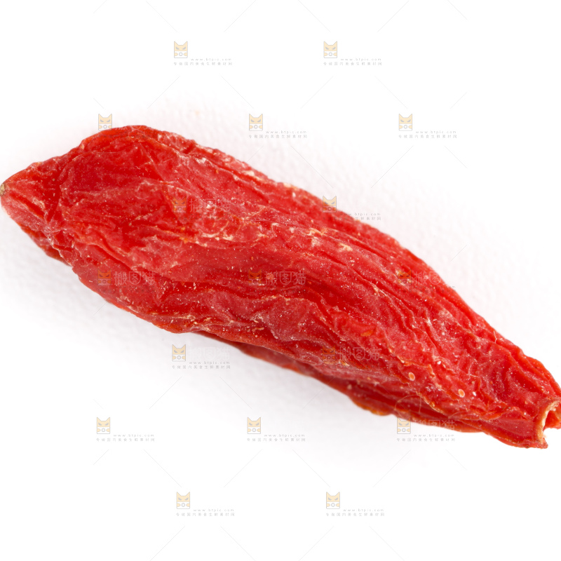 白底上放着一颗红枸杞