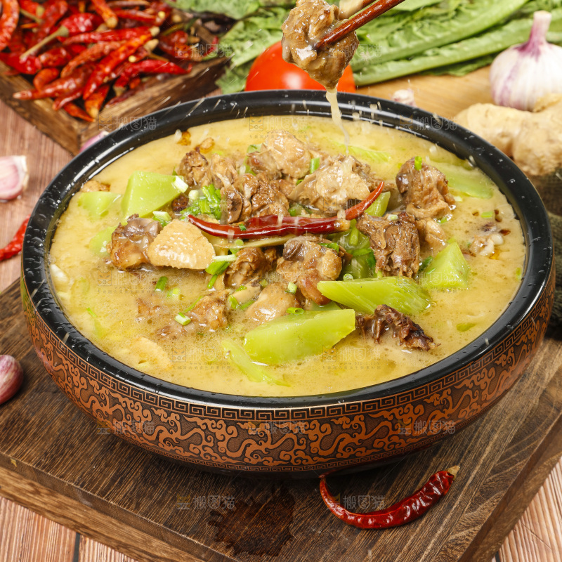 汤碗里装着莴笋炖鸡肉