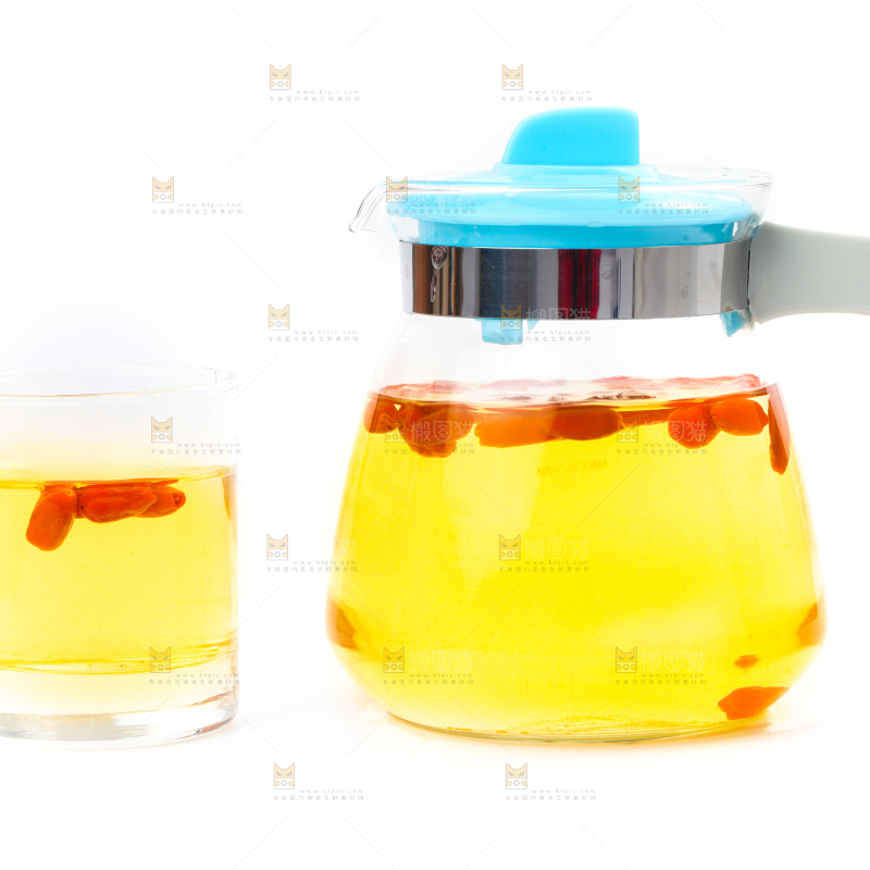 水壶里装着枸杞茶