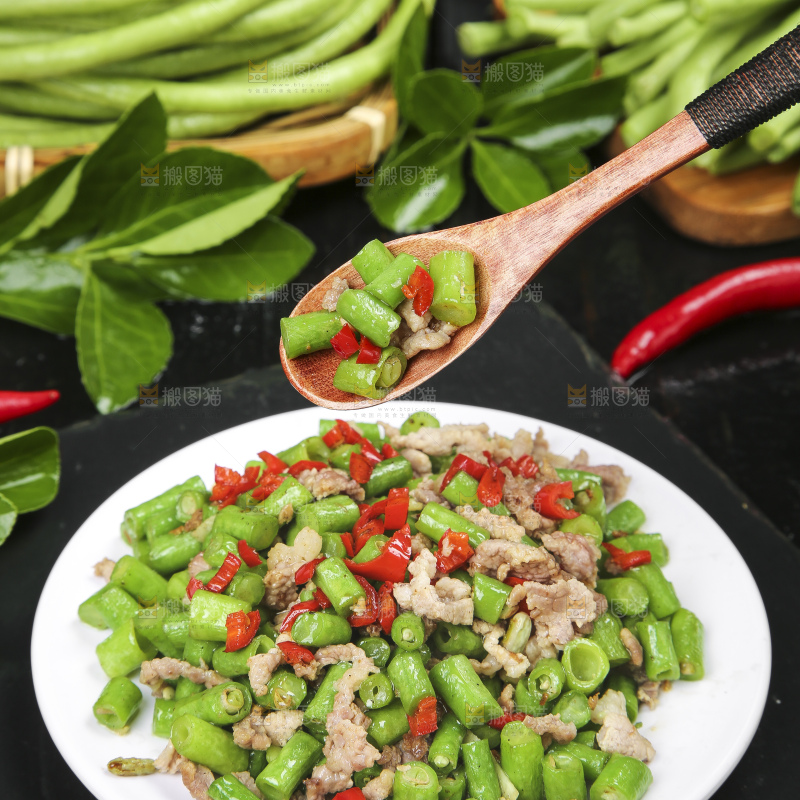 盘子里装着豇豆炒肉