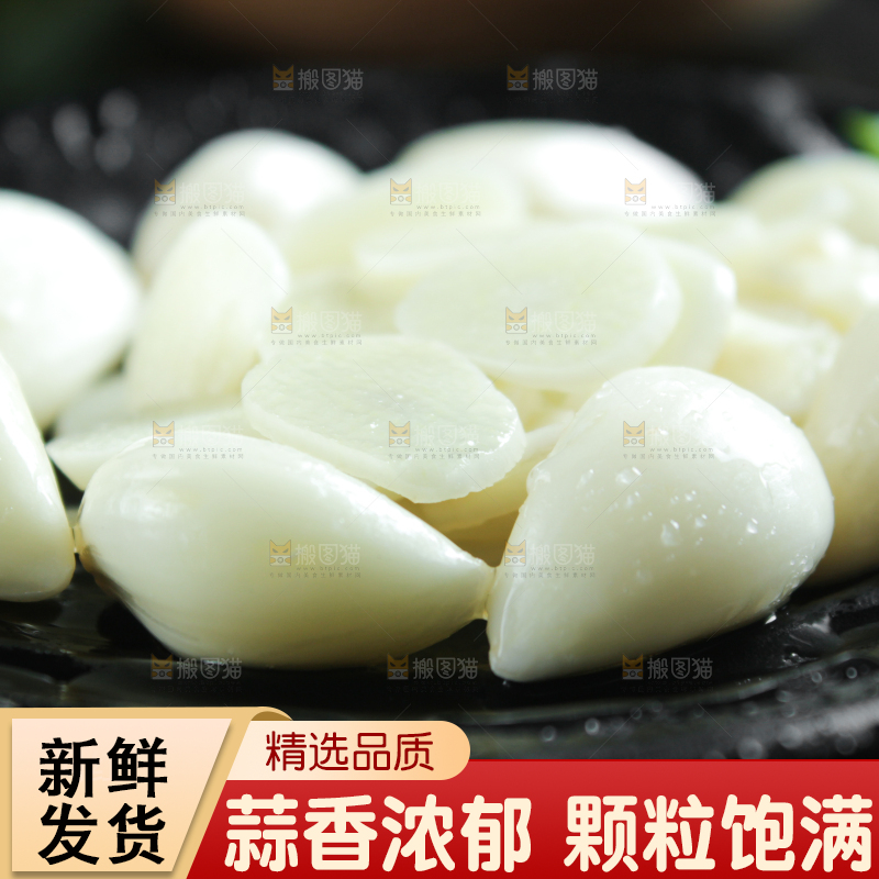 深底上放着剥皮了的紫皮鲜蒜