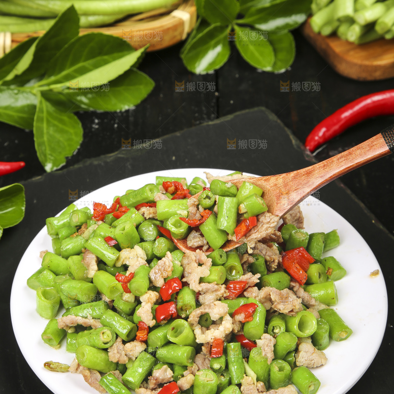 盘子里装着豇豆炒肉
