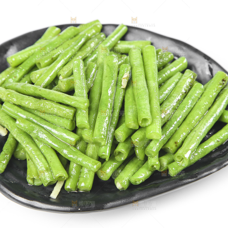 盘子里装着清炒豇豆