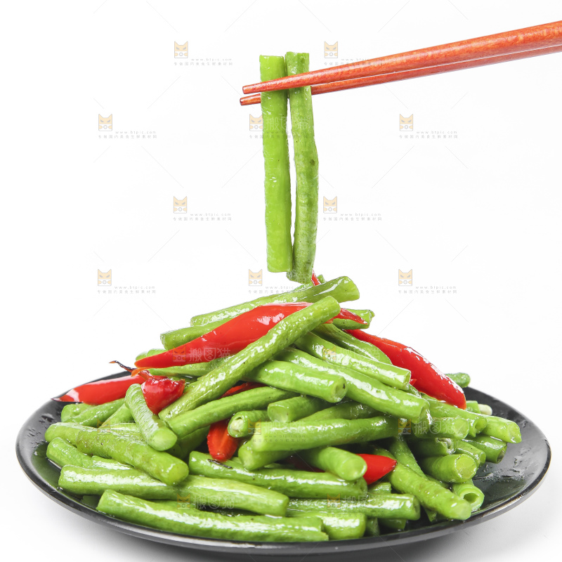 盘子里装着辣椒炒豇豆