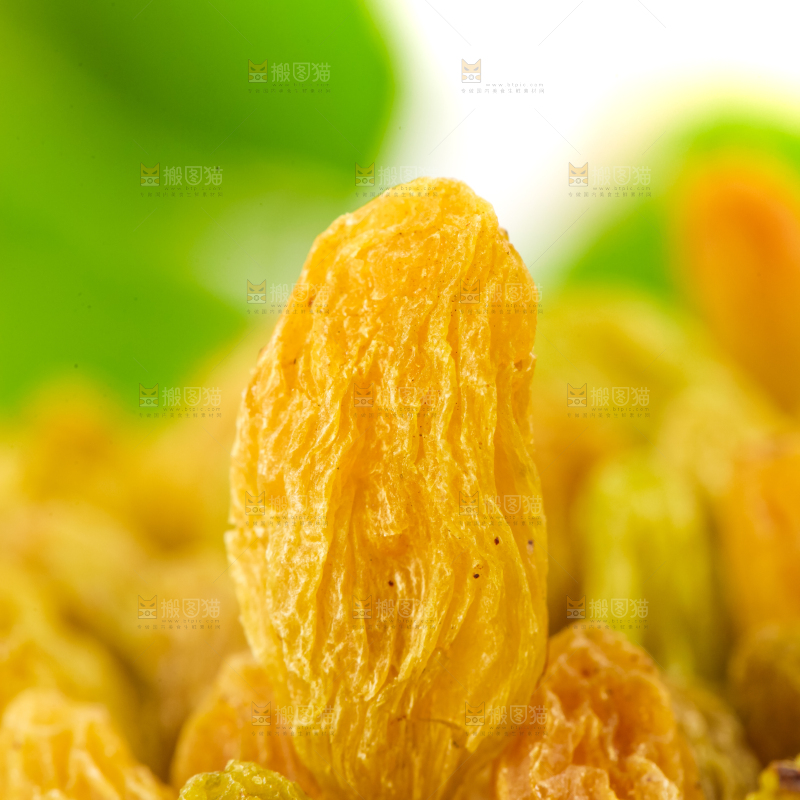 堆放着一堆的绿葡萄干