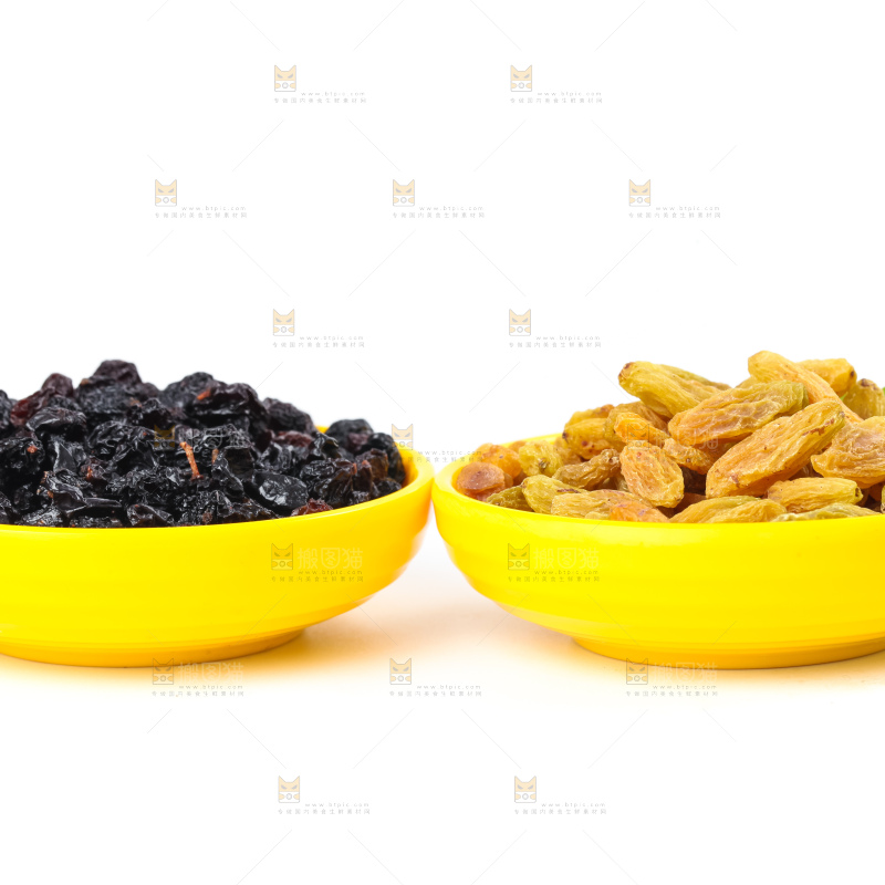 盘子里装着葡萄干